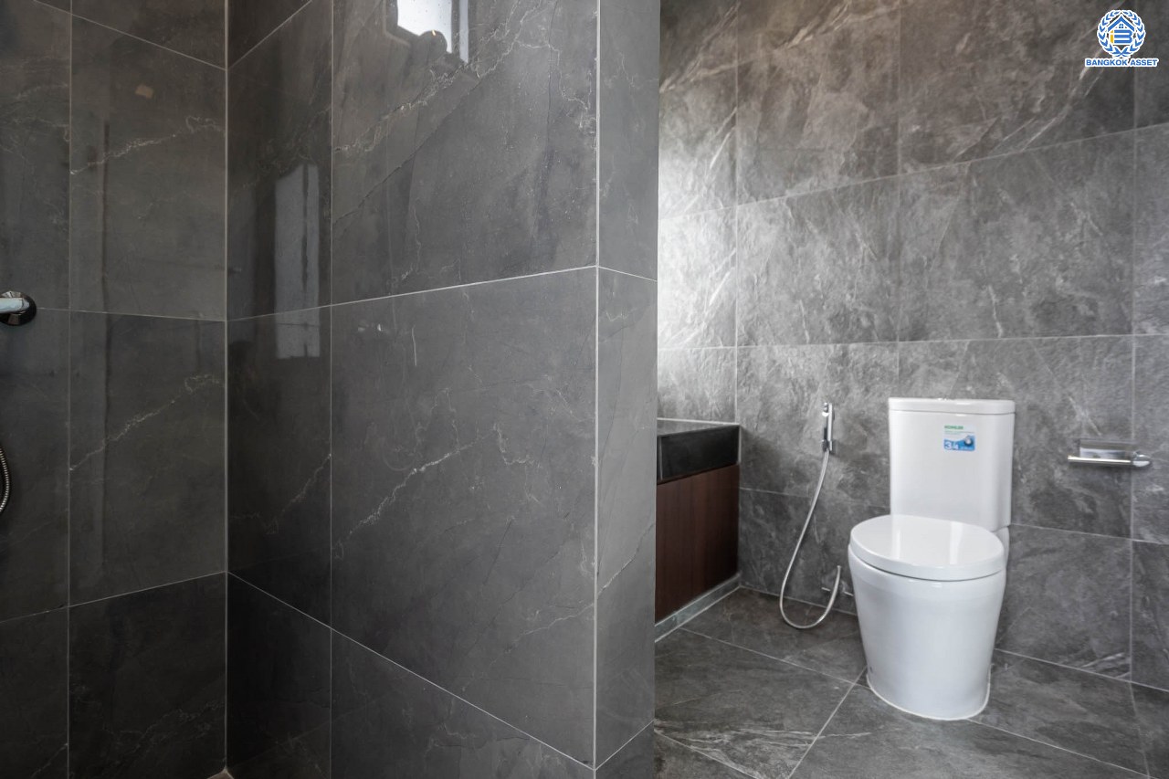 บ้านมือสองตกแต่งใหม่ ม.ซอย พหลโยธิน56 พหลโยธิน บ้านเดี่ยวหลังใหญ่ ภายในตกแต่งหรูหรา บนเนื้อที่เยอะถึง 98.60 ตร.ว. 3 ห้องนอน 3 ห้องน้ำ 2 ที่จอดรถ บรรยากาศเป็นส่วนตัว พร้อมมีสระน้ำในตัว บนพื้นที่กว่า 430 ตร.ม. บนทำเลที่ดี เชื่อมต่อถนน พหลโยธิน, ลำลูกกา, วิภาวดี-รังสิต เดินทางสะดวกใกล้รถไฟฟ้า สถานี "แยก คปอ, คูคต"